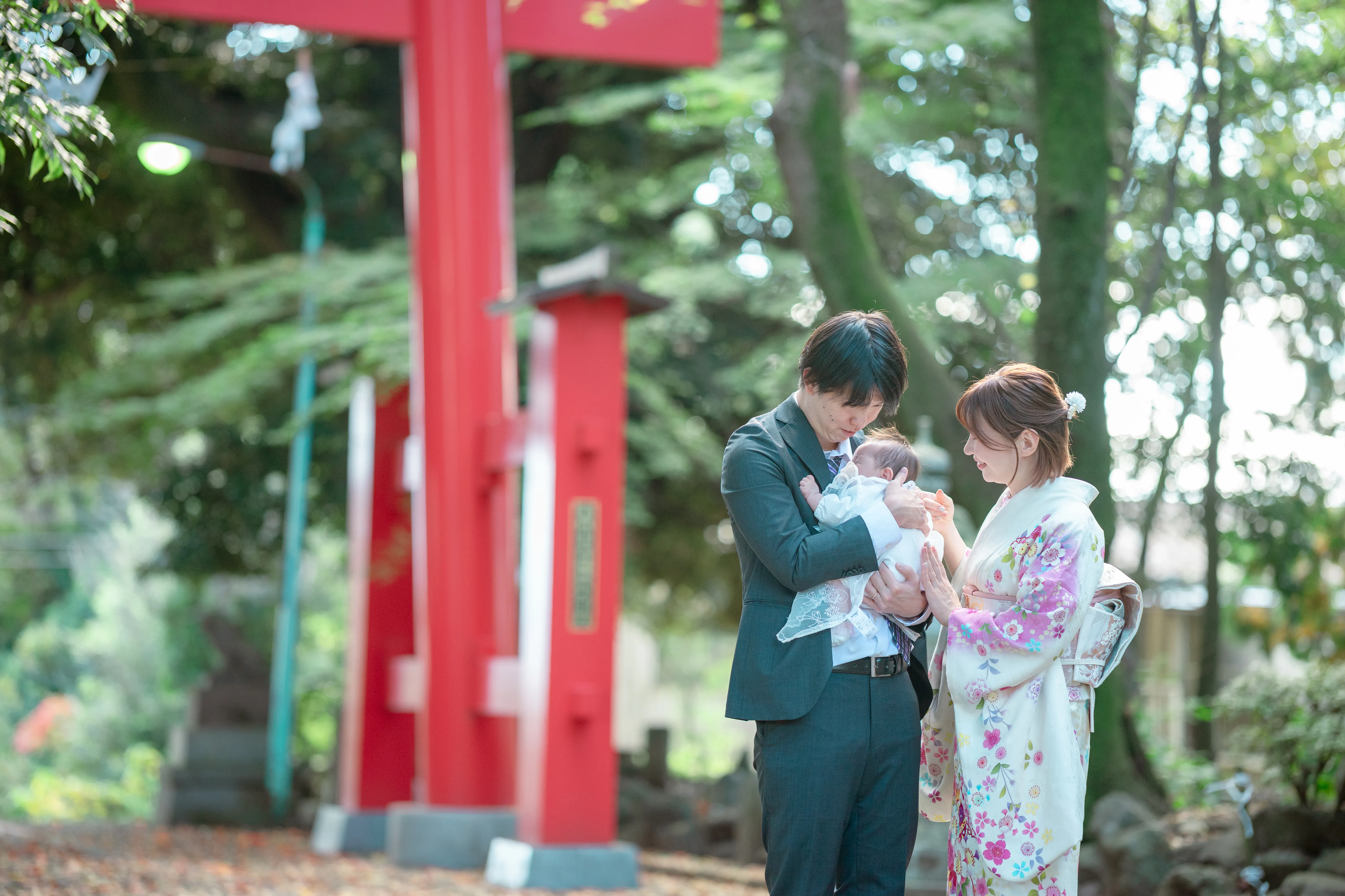 鳥居の前でのお宮参りの記念写真
