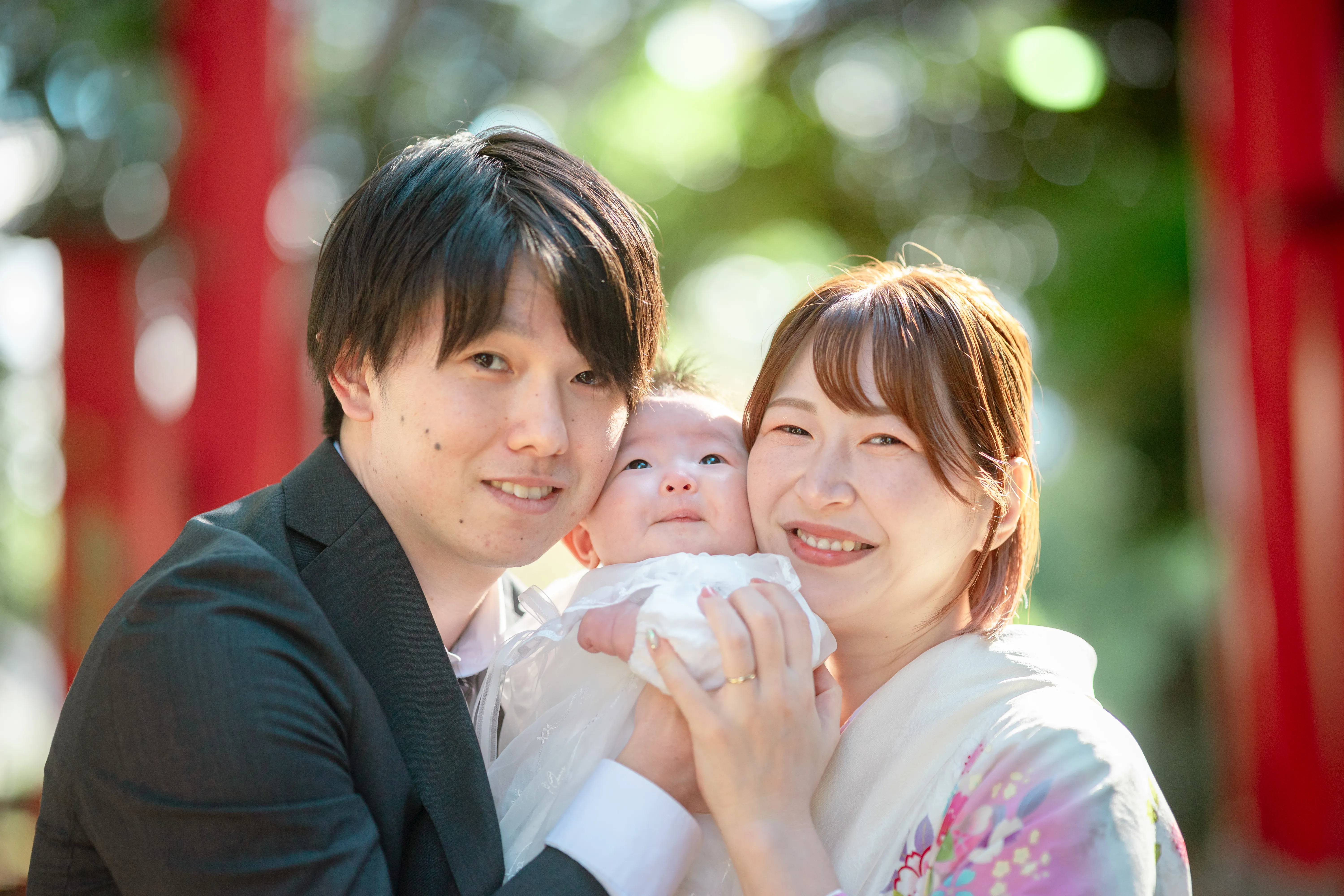 赤ちゃんを囲むご家族の記念写真